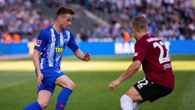 Herthas Klünter (l) liefert sich mit Hannovers Ostrzolek in einem chancenarmen Spiel einen Zweikampf. Herthas Klünter (l) liefert sich mit Hannovers Ostrzolek in einem chancenarmen Spiel einen Zweikampf.