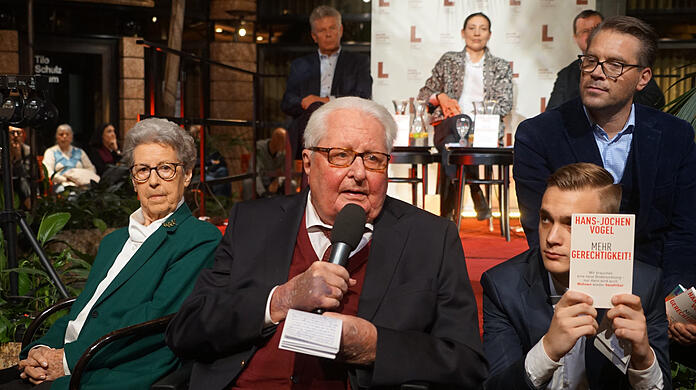 Hans-Jochen Vogel am 20. November 2019 im Salon Luitpold. Links im Bild ist seine Frau Liselotte, im Hintergrund auf der Bühne OB Dieter Reiter.