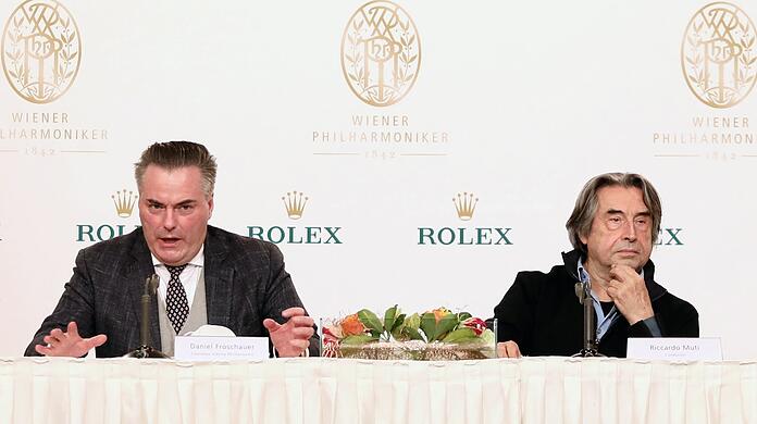 Riccardo Muti wirkt bei der Pressekonferenz für das diesjährige Neujahrskonzert auch nicht gerade wie ein Botschafter der guten Laune.