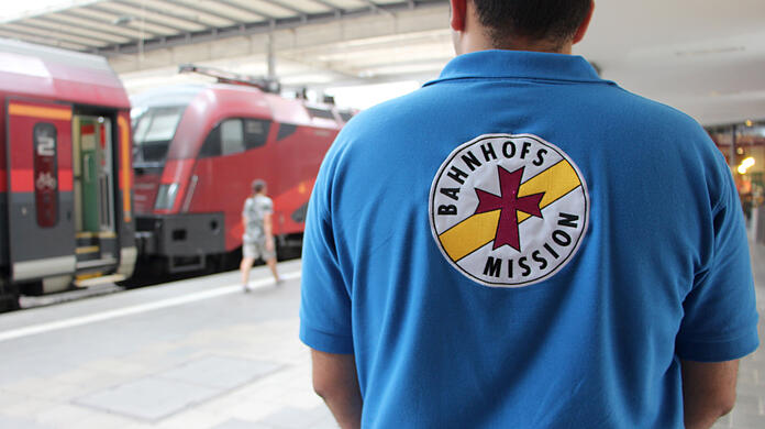 Ein Mitarbeiter der Bahnhofsmission in München.