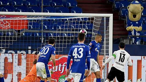 Lars Stindl (r) legte mit seinem Tor den Grundstein zum Gladbacher Sieg bei Schalke 04.