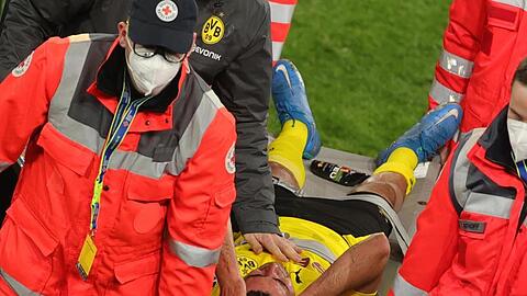 Dortmunds Mateu Morey musste auf einer Trage vom Platz gebracht werden.