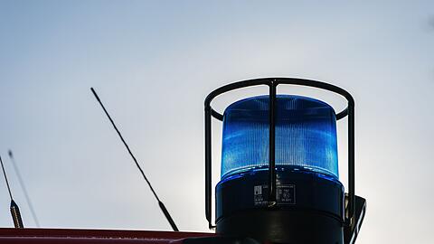 Ein Blaulicht auf dem Dach eines Einsatzfahrzeugs der Feuerwehr.