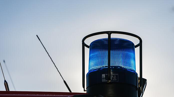 Ein Blaulicht auf dem Dach eines Einsatzfahrzeugs der Feuerwehr.