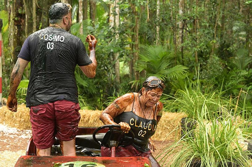 Cosimo Citiolo und Claudia Effenberg verlassen den Rennwagen.