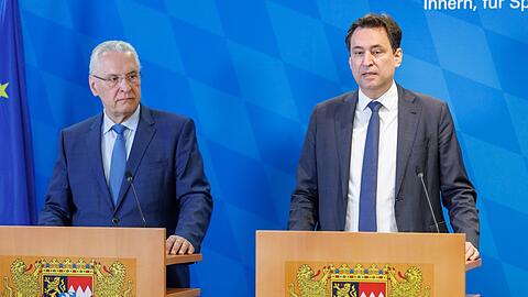 Georg Eisenreich (r, CSU), Justizminister von Bayern, spricht im Polizeipräsidium.