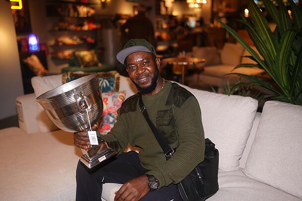 Er mag den opulenten Kare-Stil: Mike Appiah aus Garching kauft einen Sektkühler für Gäste. Er mag den opulenten Kare-Stil: Mike Appiah aus Garching kauft einen Sektkühler für Gäste.