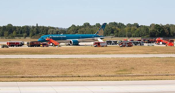 Nach der Sicherheitslandung von Flug VN34 in München rückt unmittelbar die Feuerwehr an. Nach der Sicherheitslandung von Flug VN34 in München rückt unmittelbar die Feuerwehr an.