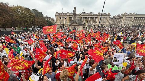 Die Vorfreude bei den wartenden Menschen ist gro&szlig;.