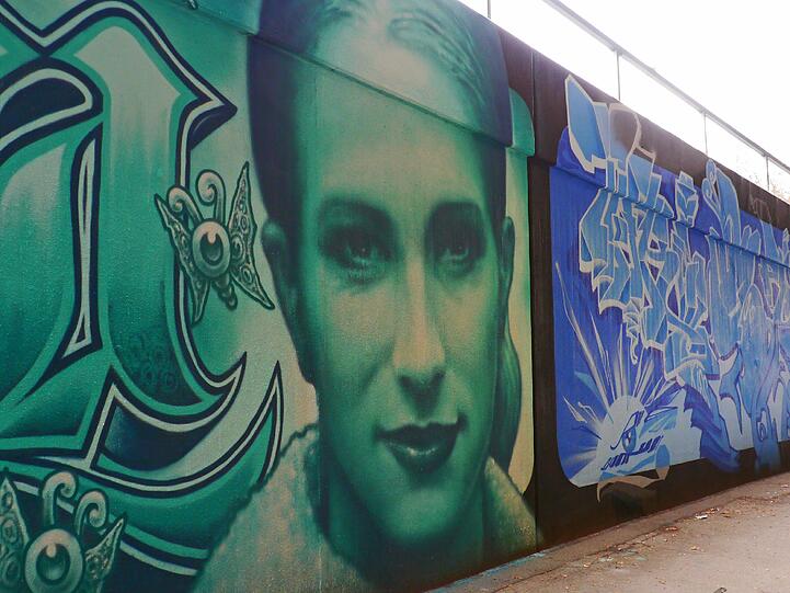 &bdquo;Rest in Peace&ldquo;: Auch das Geburts- und Todesdatum hat der Münchner Künstler Won neben dieses Porträt an der Donnersbergerbrücke gesprüht.