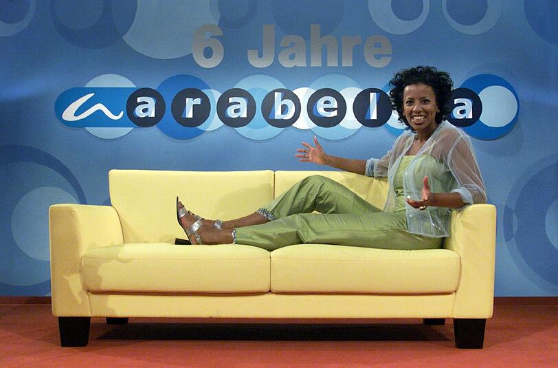 Sie brachte die deutsche Talkshow-Landschaft zum Beben: Arabella Kiesbauer. Ihre Show lief von 1994 bis 2004 auf Pro Sieben und sorgte mit anzüglicheren Themen und lauteren Gästen für mehr Aufmerksamkeit.