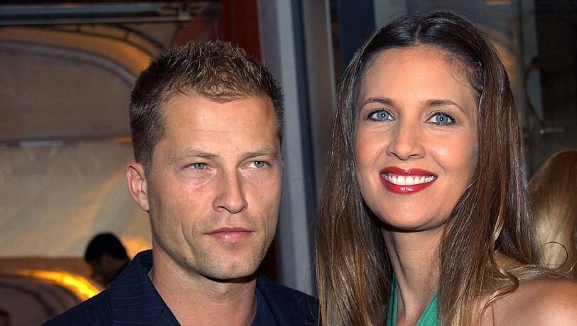 Im Jahr 2005 ließen sich Dana und Til Schweiger scheiden. Aber von Rosenkrieg keine Spur! Die beiden sind immer noch gut befreundet, kümmern sich gemeinsam um ihre vier Kinder. Im Jahr 2005 ließen sich Dana und Til Schweiger scheiden. Aber von Rosenkrieg keine Spur! Die beiden sind immer noch gut befreundet, kümmern sich gemeinsam um ihre vier Kinder.