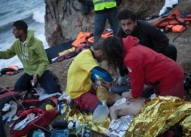 Zu viele Flüchtlinge auf einer zu kleinen Insel. Da können die humanitären Bedingungen auch nicht gut sein.