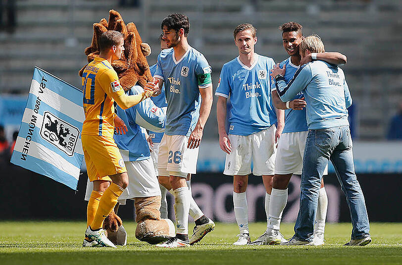 Immer wieder gegen Braunschweig: Der TSV 1860 trifft mit seinem neuen Trainer Daniel Bierofka am Sonntag auf die Eintracht. Im Bild herzt der Urlöwe Rubin Okotie - der hatte in der letzten Saison für einen 1:0-Heimsieg gesorgt.