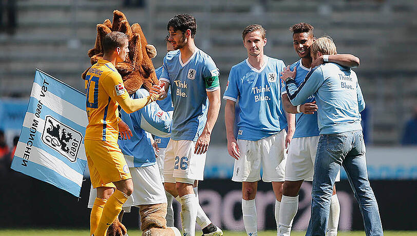 Immer wieder gegen Braunschweig: Der TSV 1860 trifft mit seinem neuen Trainer Daniel Bierofka am Sonntag auf die Eintracht. Im Bild herzt der Urlöwe Rubin Okotie - der hatte in der letzten Saison für einen 1:0-Heimsieg gesorgt. Immer wieder gegen Braunschweig: Der TSV 1860 trifft mit seinem neuen Trainer Daniel Bierofka am Sonntag auf die Eintracht. Im Bild herzt der Urlöwe Rubin Okotie - der hatte in der letzten Saison für einen 1:0-Heimsieg gesorgt.