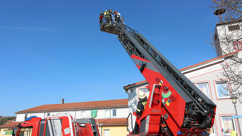 Die Feuerwehr-Übung diente ausschließlich dem Antrag von Sebastian. Seine Liebste Lisa war total überrascht und war bis zuletzt ahnungslos. Die Kameraden hielten dicht.