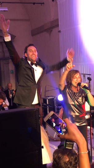 Spontanes Duett: Erst überrascht Rockröhre Gianna Nannini auf der Hochzeitsfeier mit ihrem Auftritt, dann bekommt sie Unterstützung vom Bräutigam.