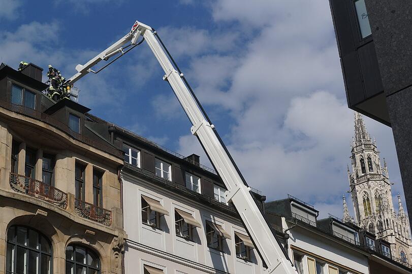 Brand in der Kaufingerstraße am Dienstagnachmittag: Die Feuerwehr rückte mit Drehleitern an.