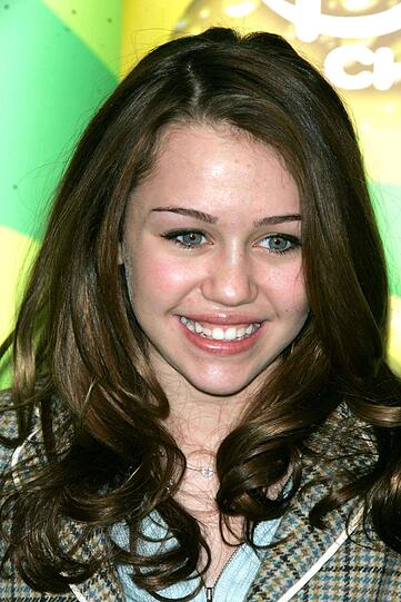 Als Miley Cyrus ein Teenie war, sahen ihre Zähne noch natürlich aus.