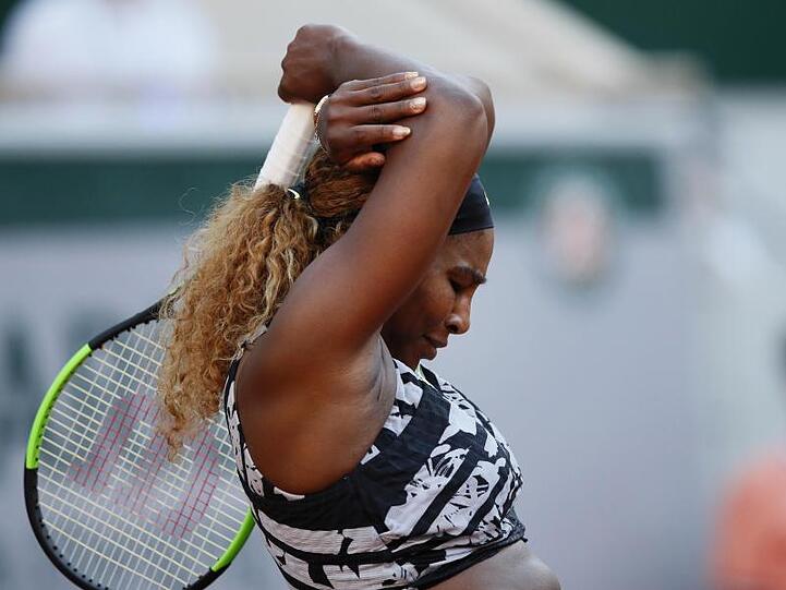 Serena Williams kann ihre Enttäuschung über das Aus bei den French Open nicht verbergen.
