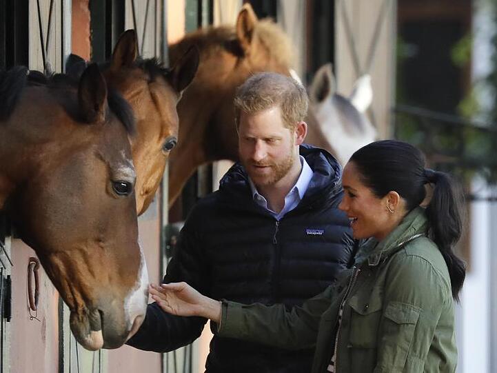 Der britische Prinz Harry und seine Frau Meghan beim Besuch der marokkanischen Royal Federation of Equestrian Sports in Rabat.