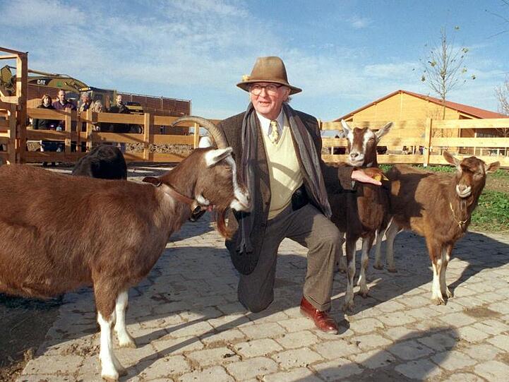 Karl Ludwig Schweisfurth posiert neben Ziegen. Foto: Holger Hollemann/dpa/Archivbild