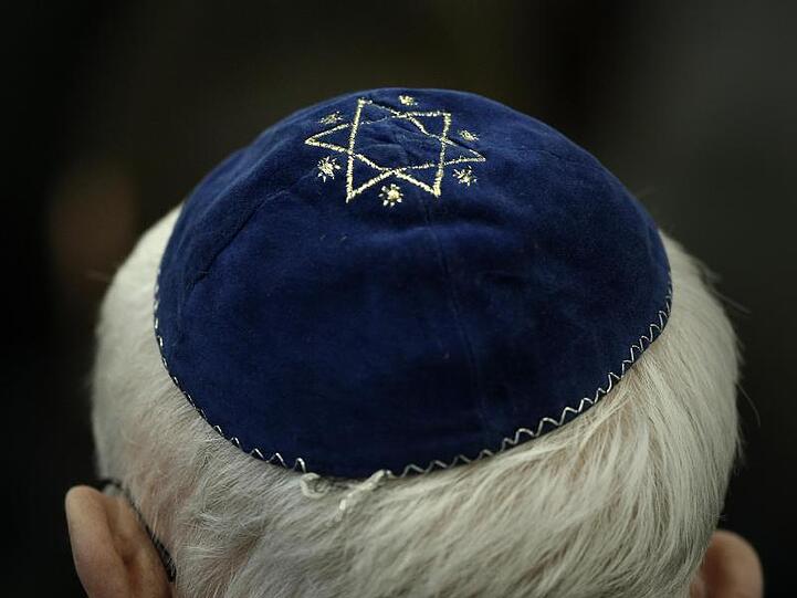 Ein Mann trägt in der Synagoge eine Kippa mit einem aufgenähtem Stern. Foto: Fredrik von Erichsen/Archivbild