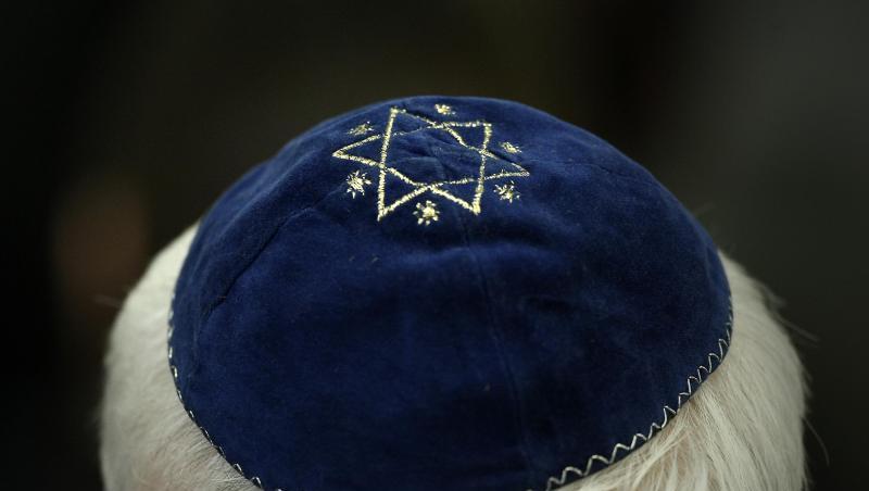 Ein Mann trägt in der Synagoge eine Kippa mit einem aufgenähtem Stern. Foto: Fredrik von Erichsen/Archivbild Ein Mann trägt in der Synagoge eine Kippa mit einem aufgenähtem Stern. Foto: Fredrik von Erichsen/Archivbild