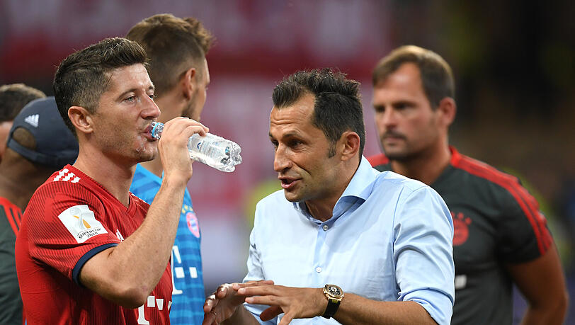 Hasan Salihamidzic sorgt sich um Bayerns Torgarant Robert Lewandowski (l). (Archivbild)