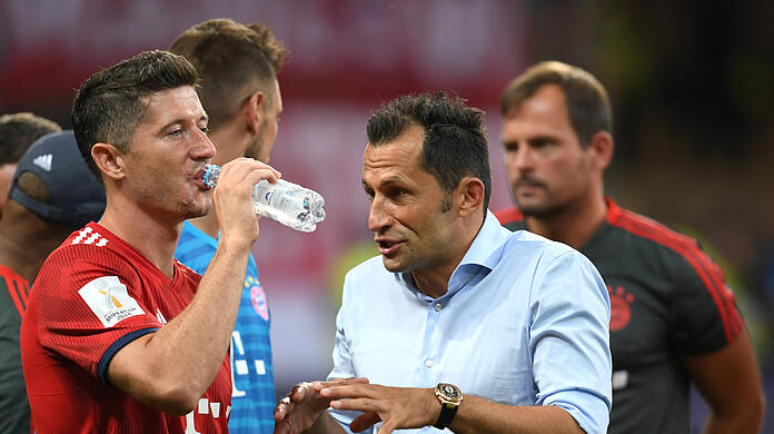 Hasan Salihamidzic sorgt sich um Bayerns Torgarant Robert Lewandowski (l). (Archivbild)