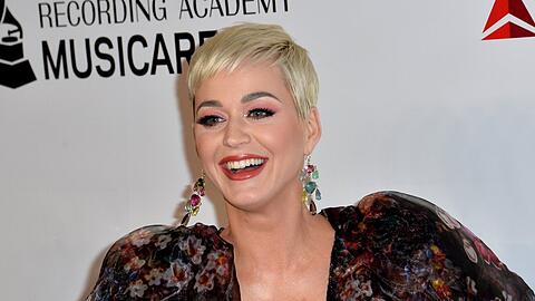 Katy Perry sorgt mit einer Panne vor laufender Kamera für Lacher.