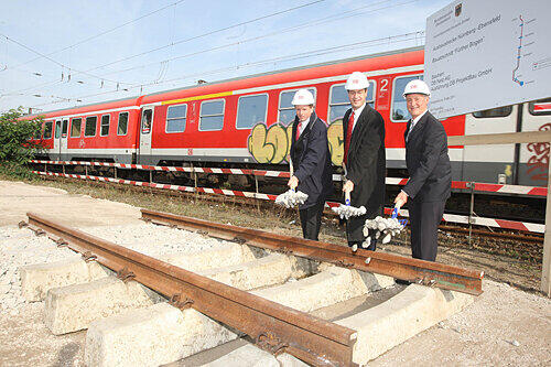 Schotter-Schaufler (v. l.): Bayerns Bahn-Chef Klaus-Dieter Josel, Europaminister Markus Söder und Fürths OB Thomas Jung eröffneten die Bauarbeiten am sogenannten &bdquo;Fürther Bogen&ldquo;. Die S-Bahnen (kl. Foto) werden hier aber erst im nächsten Jahrzehnt fahren.