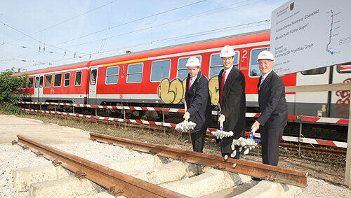 Schotter-Schaufler (v. l.): Bayerns Bahn-Chef Klaus-Dieter Josel, Europaminister Markus Söder und Fürths OB Thomas Jung eröffneten die Bauarbeiten am sogenannten &bdquo;Fürther Bogen&ldquo;. Die S-Bahnen (kl. Foto) werden hier aber erst im nächsten Jahrzehnt fahren.