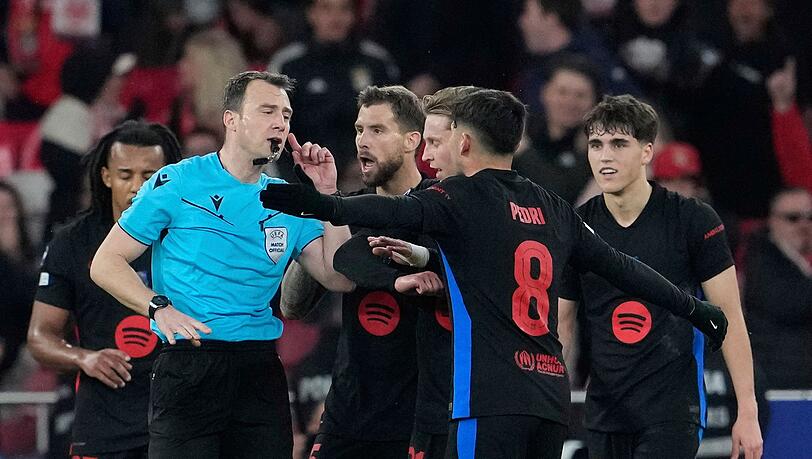 Der deutsche Schiedsrichter Felix Zwayer (2.v.l) hatte beim Spiel Benfica gegen Barcelona alle Hände zu tun.