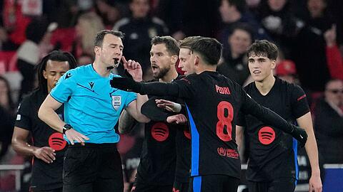 Der deutsche Schiedsrichter Felix Zwayer (2.v.l) hatte beim Spiel Benfica gegen Barcelona alle Hände zu tun.