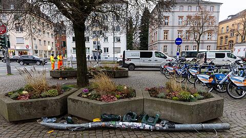 Die Ermittler vermuten eine psychische Erkrankung bei dem Autofahrer.