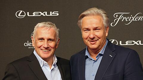 Klaus Wowereit und sein langj&auml;hriger Partner J&ouml;rn Kubicki im Jahr 2015. Kubicki starb 2020. (Archivbild)