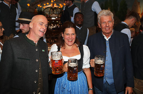 Die Löwen-Wiesn 2024: Sechzig-Präsident Robert Reisinger mit Sport-Bürgermeisterin Verena Dietl Oberbürgermeister und Dieter Reiter (v.l.). Die Löwen-Wiesn 2024: Sechzig-Präsident Robert Reisinger mit Sport-Bürgermeisterin Verena Dietl Oberbürgermeister und Dieter Reiter (v.l.).