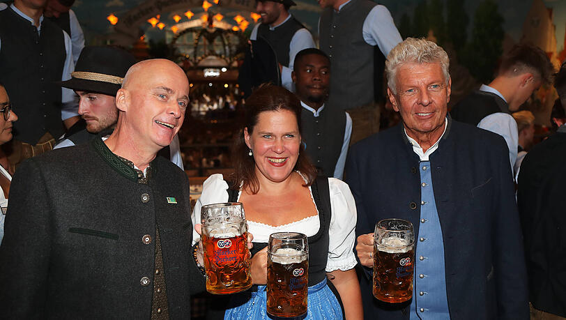 Die L&ouml;wen-Wiesn 2024: Sechzig-Pr&auml;sident Robert Reisinger mit Sport-B&uuml;rgermeisterin Verena Dietl Oberb&uuml;rgermeister und Dieter Reiter (v.l.).