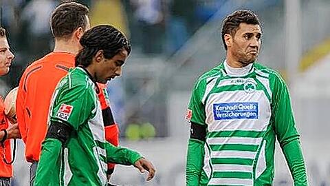 Pfosten getroffen, Elfer verschossen: Fürths Pechvögel Youssef Mokhtari (r.) und Sami Allagui.