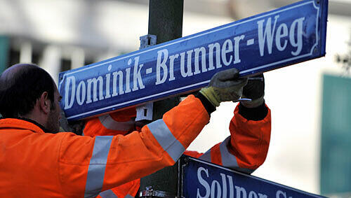 Mitarbeiter des Baureferats bringen die Straßenschilder "Dominik-Brunner-Weg" an Mitarbeiter des Baureferats bringen die Straßenschilder "Dominik-Brunner-Weg" an