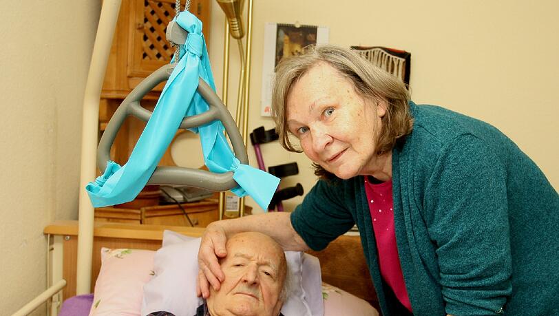Das letzte gemeinsame Foto: Ingrid Kensy mit ihrem pflegebedürftigen Mann Das letzte gemeinsame Foto: Ingrid Kensy mit ihrem pflegebedürftigen Mann