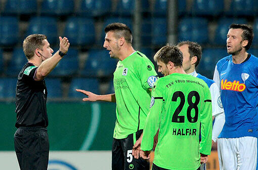 Der Anfang vom Ende in Bochum: Schiedsrichter Welz schickt Guillermo Vallori mit einer Roten Karte vom Spielfeld.