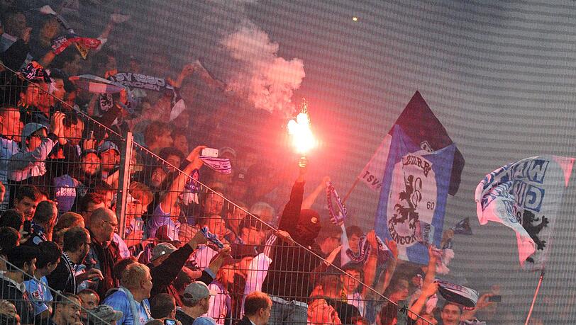 Wegen mehrfachen unsportlichen Verhaltens einiger Löwen-Fans wurde der TSV 1860 zu einer Geldstrafe in Höhe von 18 000 Euro verurteilt. Wegen mehrfachen unsportlichen Verhaltens einiger Löwen-Fans wurde der TSV 1860 zu einer Geldstrafe in Höhe von 18 000 Euro verurteilt.