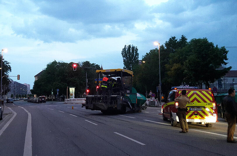 Eine Gruppe junger Männer hat in der Nacht zu Sonntag eine Spritztour mit einer Teermaschine gemacht.