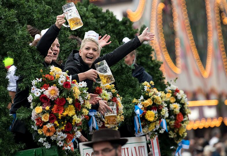 Bei Regen und kühlen Temperaturen waren die Festwirte zuvor in einem bunten Umzug auf Pferdewagen zum Festgelände gezogen