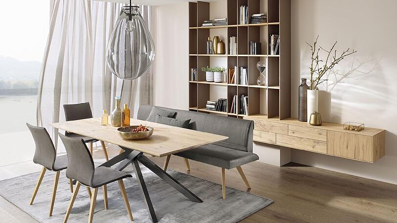 Esszimmer oder Arbeitsplatz? Beides! Wie Räume genutzt werden entscheiden die persönlichen Wünsche und Bedürfnisse. Die österreichische Manufaktur Anrei zeigt im neuen planHAUS einen gekonnten Mix aus urbanem Look und zeitgemäßer Gemütlichkeit.