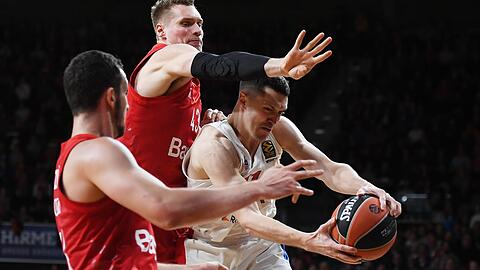 Münchens Paul Zipser (l-r) und Leon Radosevic kämpfen gegen Moskaus Johannes Voigtmann.