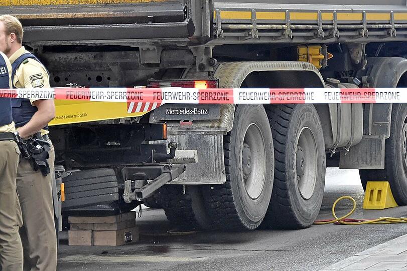 In der Humboldtstraße wurde eine 88-Jährige von einem Lkw überrollt. Die Frau starb später im Krankenhaus. Bilder vom vergeblichen Rettungseinsatz.