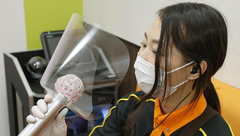In Japan können Karaoke-Fans dank einem neuen Feature nun auch mit Corona-Maske vor dem Mund glasklar vernehmbar singen. In Japan können Karaoke-Fans dank einem neuen Feature nun auch mit Corona-Maske vor dem Mund glasklar vernehmbar singen.